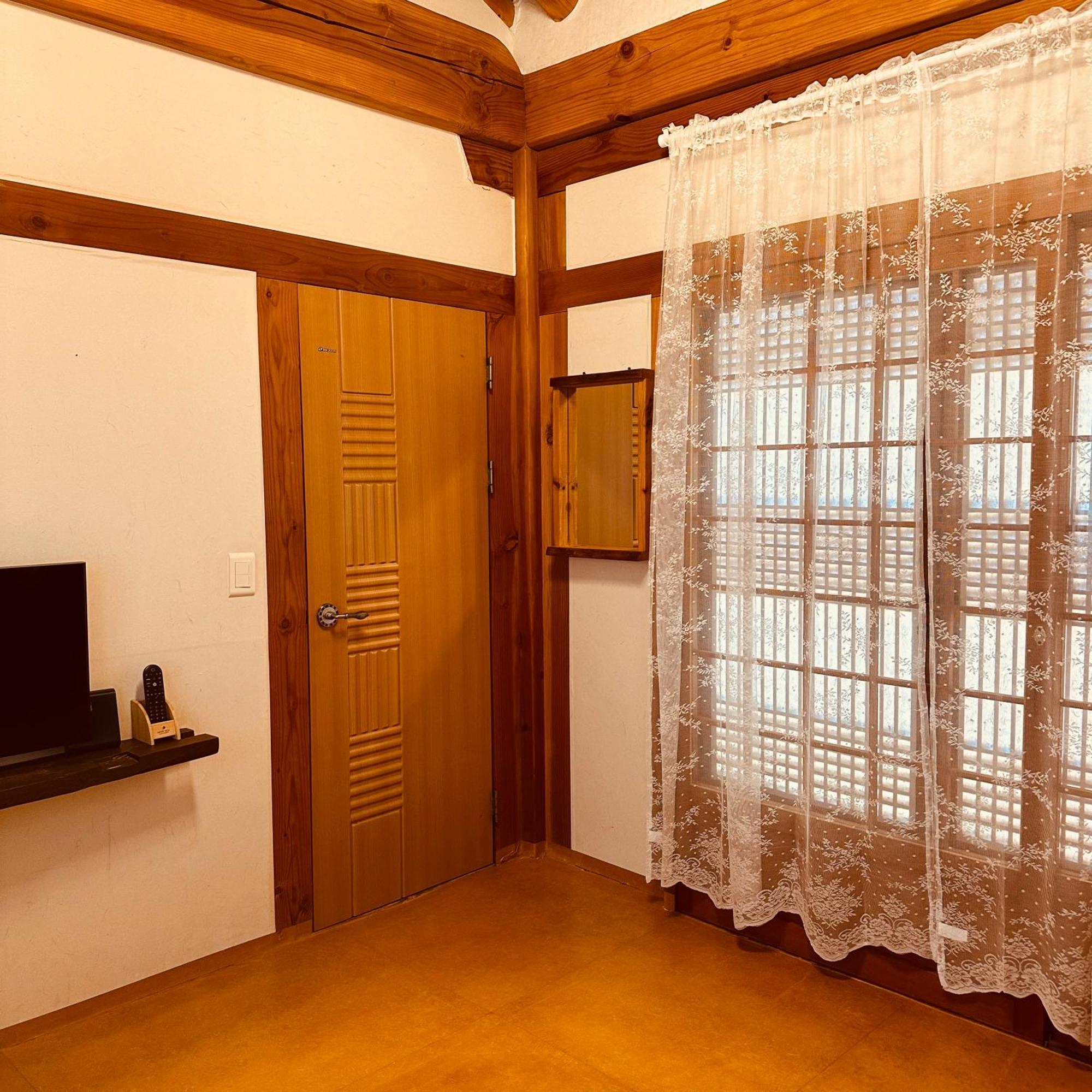 Jeonju Hanok Village Deoksugung Esterno foto
