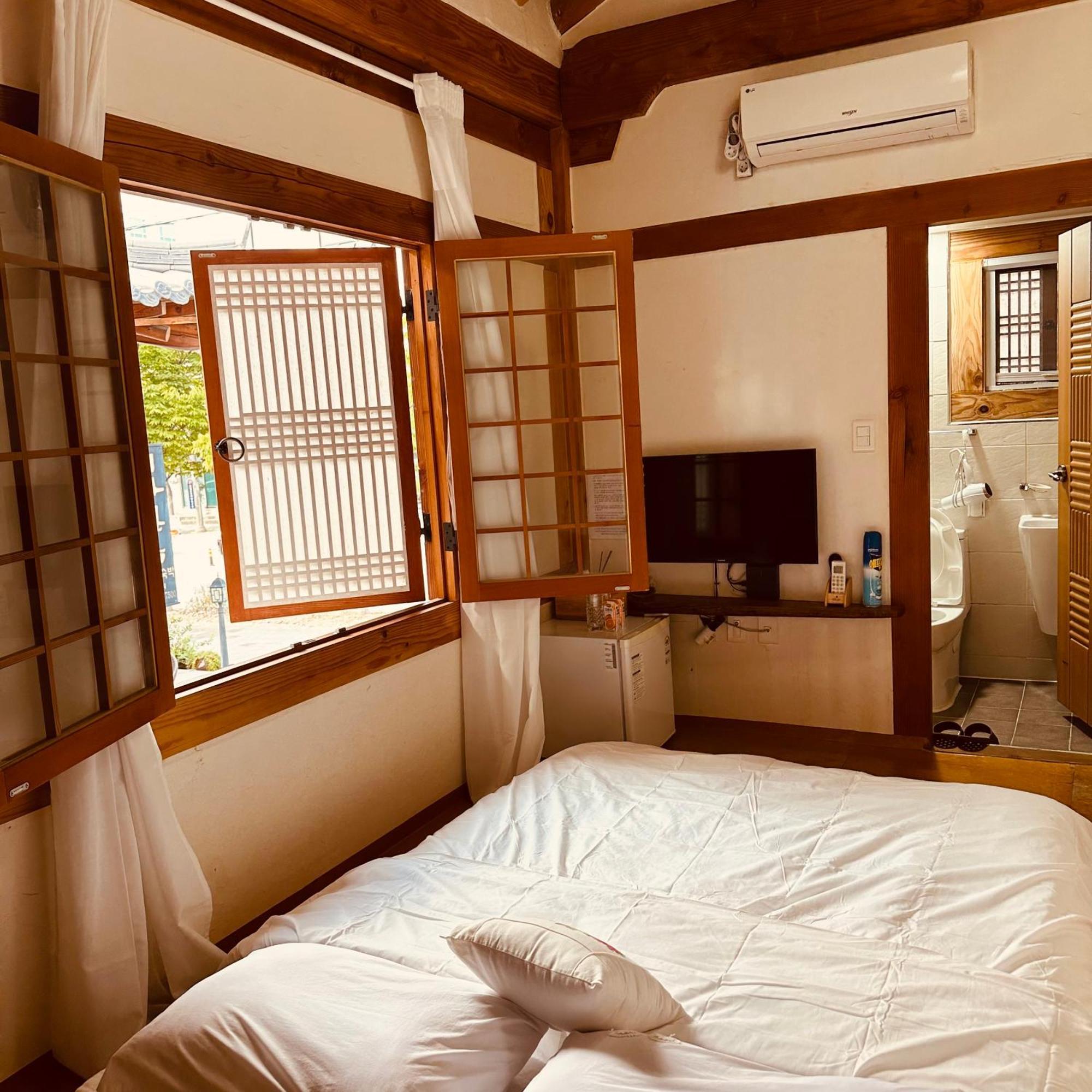 Jeonju Hanok Village Deoksugung Esterno foto