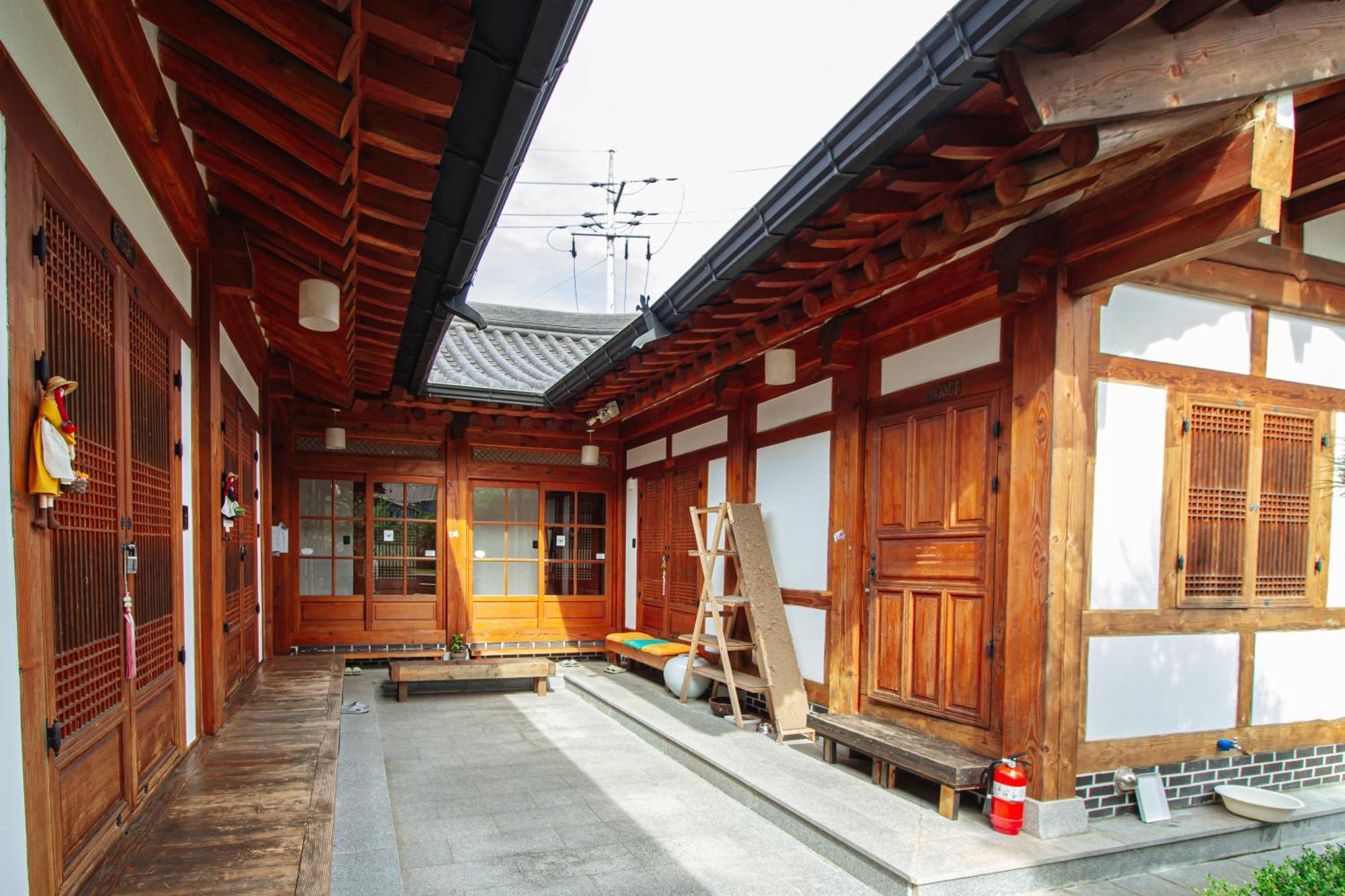 Jeonju Hanok Village Deoksugung Esterno foto