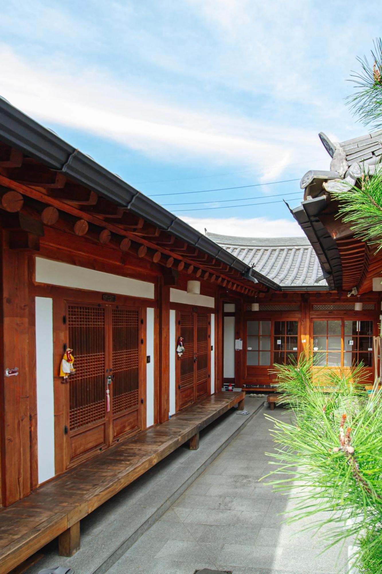 Jeonju Hanok Village Deoksugung Esterno foto